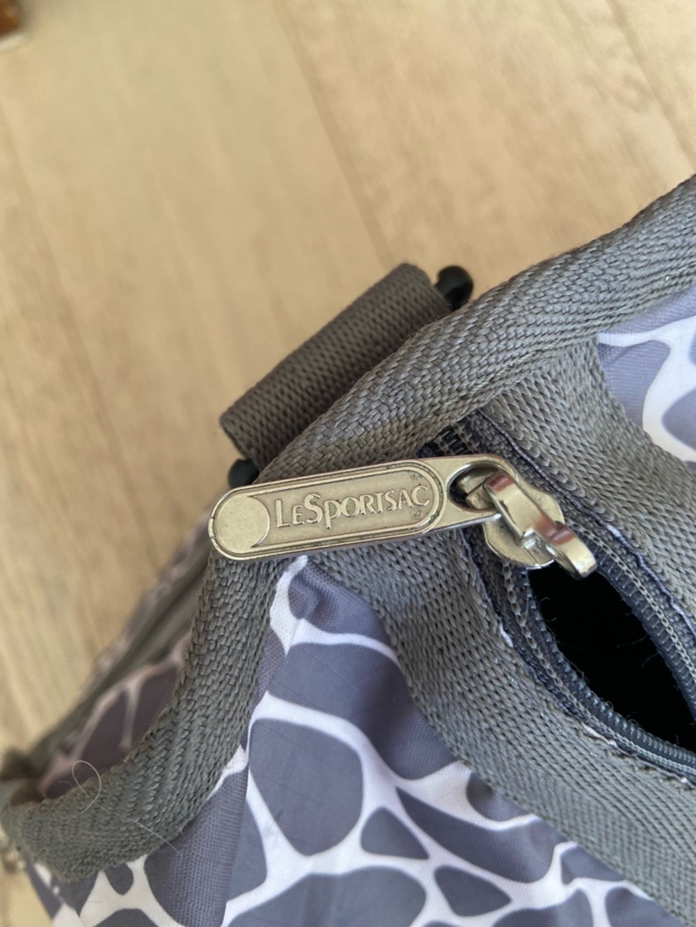 LeSportsac XL Weekender Travel Bag Grey Lightweight Carry-On Overnight - Picture 5 of 13